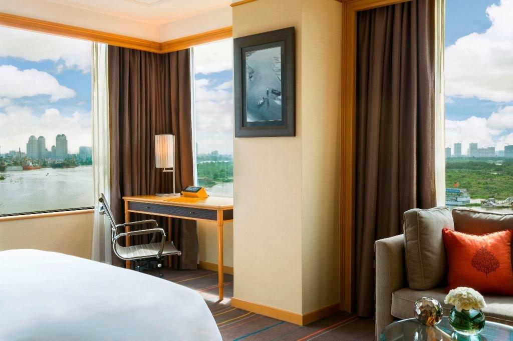 Deluxe River View - Khách sạn Renaissance Riverside Sài Gòn
