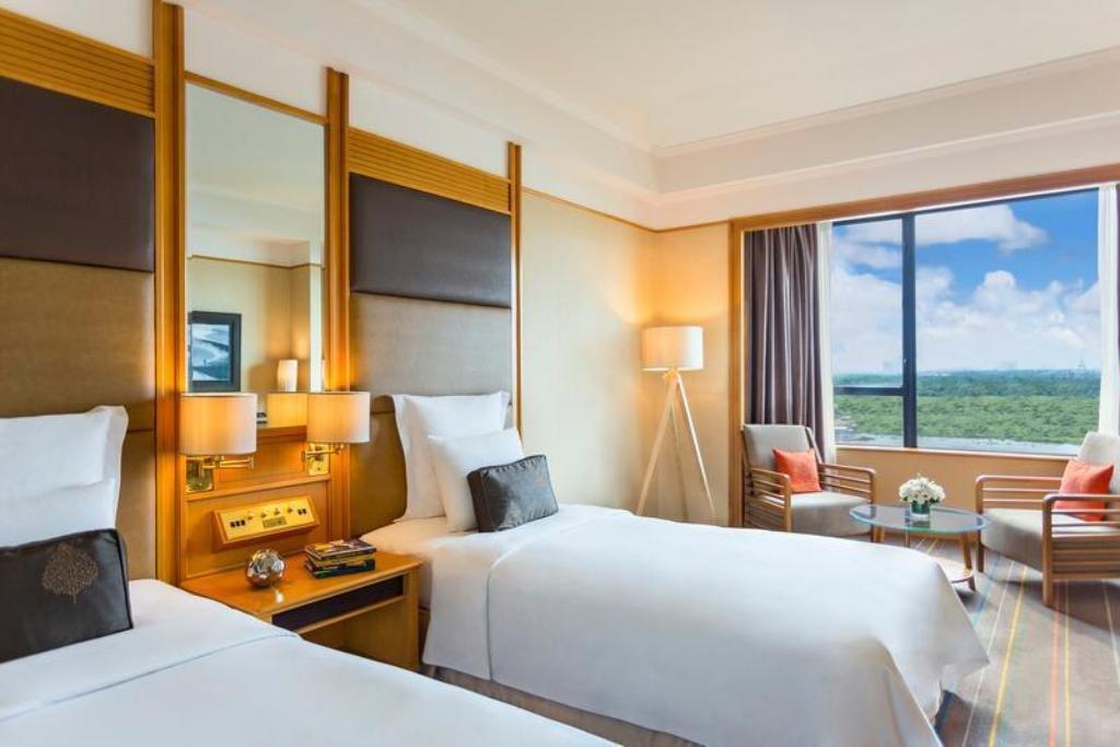 Deluxe River View - Khách sạn Renaissance Riverside Sài Gòn