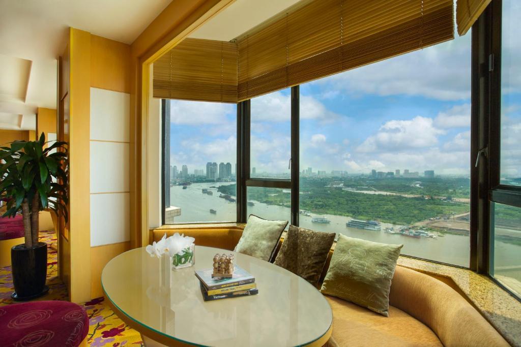 Deluxe Suite - Khách sạn Renaissance Riverside Sài Gòn