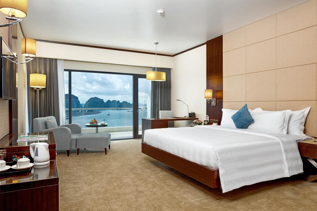 Phòng Deluxe 1 Giường Lớn hoặc 2 Giường Đơn Hướng Biển - Khách sạn Wyndham Legend Hạ Long