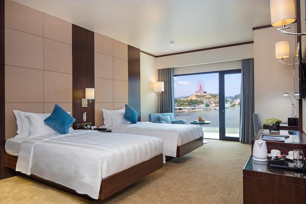 Phòng Deluxe 1 Giường Lớn hoặc 2 Giường Đơn Hướng Biển - Khách sạn Wyndham Legend Hạ Long