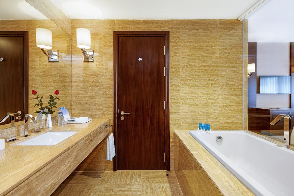 Phòng Deluxe 1 Giường Lớn hoặc 2 Giường Đơn Hướng Biển - Khách sạn Wyndham Legend Hạ Long