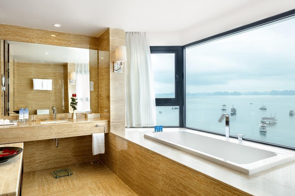 Phòng Junior Suite 1 Giường Lớn Hướng Biển - Khách sạn Wyndham Legend Hạ Long