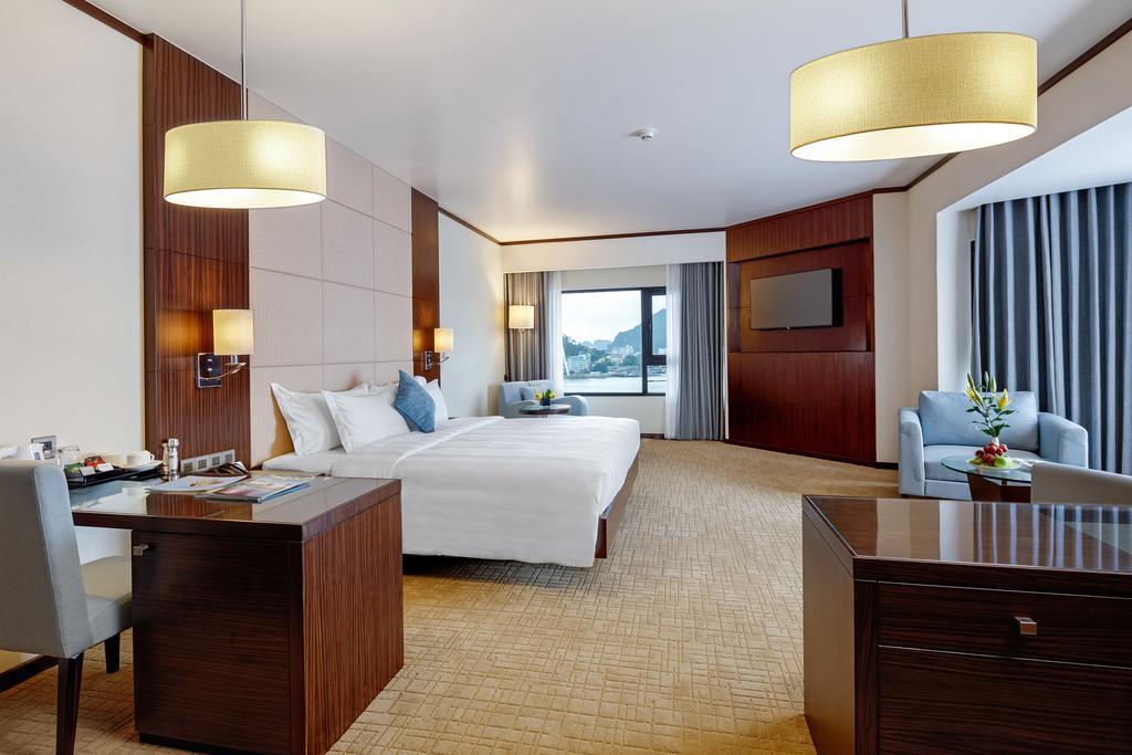 Phòng Junior Suite 1 Giường Lớn Hướng Biển - Khách sạn Wyndham Legend Hạ Long