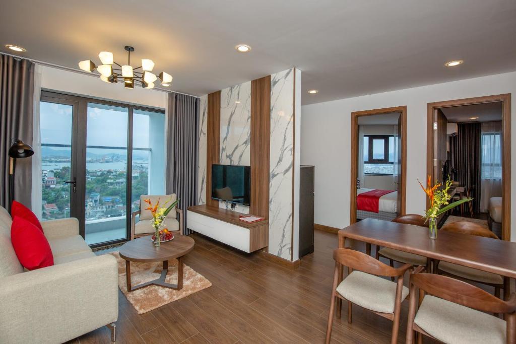 Junior Suite 2 phòng ngủ - Ramada Hotel & Suites By Wyndham Hạ Long Bay View
