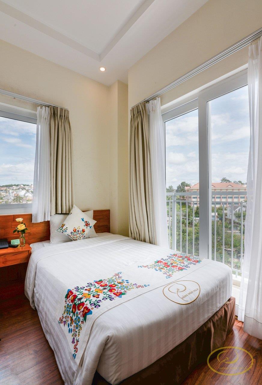 Deluxe Twin With Balcony Mountain View - Hồng Môn Villas and Resort