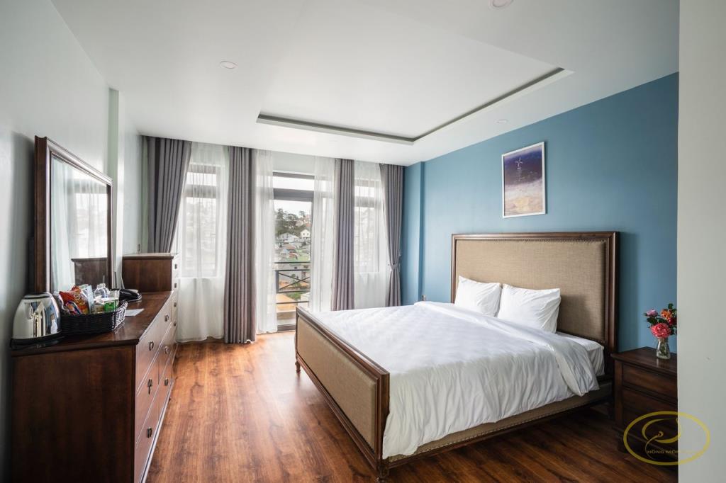Fantastic Super King Or Two Double Bed Balcony Garden View - Hồng Môn Villas and Resort