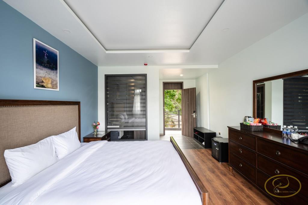 Fantastic Super King Or Two Double Bed Balcony Garden View - Hồng Môn Villas and Resort