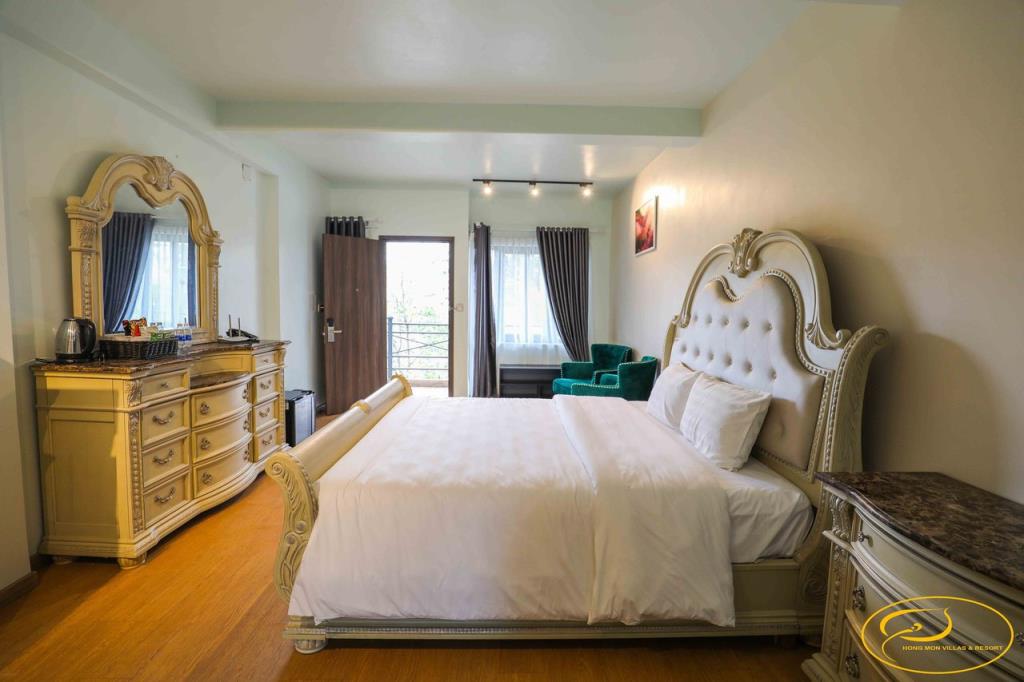 Fantastic Super King Or Two Double Bed Balcony Garden View - Hồng Môn Villas and Resort