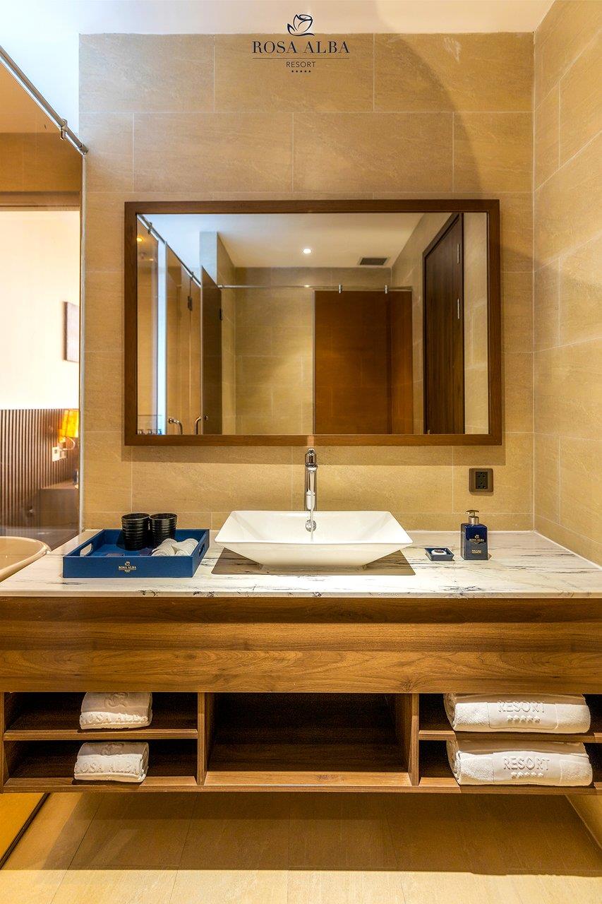 Phòng Rosa Alba Suite Ocean View - Rosa Alba Resort & Villas Tuy Hoa