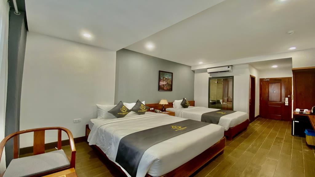 Phòng Premier Deluxe Triple - Khách sạn Royal Khanh