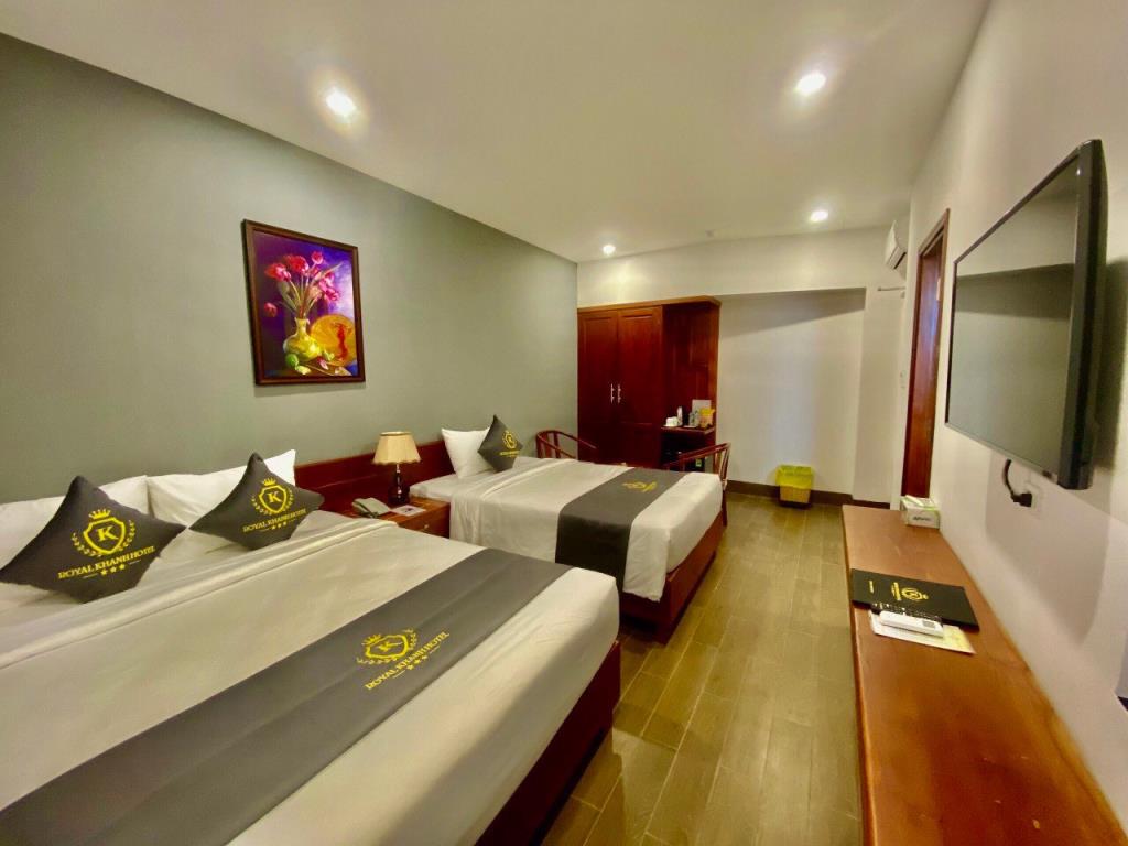 Phòng Premier Deluxe Triple - Khách sạn Royal Khanh