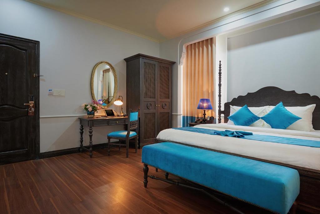 Phòng Premium 1 Giường Đôi Lớn và 2 Giường Đơn Hướng Phố - Khách sạn Manoir Des Arts