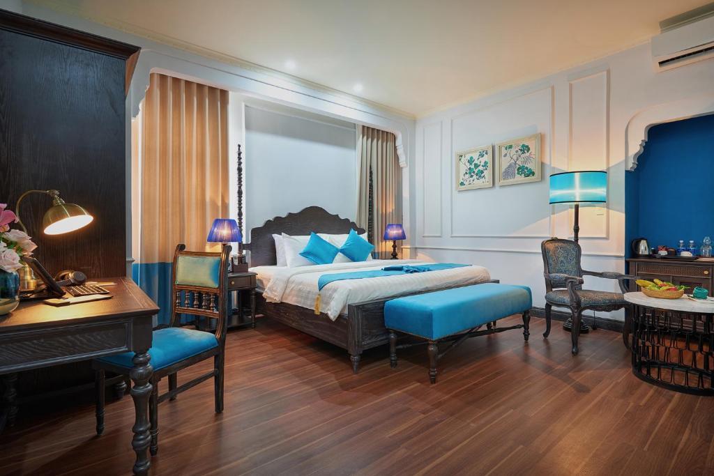 Phòng Premium 1 Giường Đôi Lớn và 2 Giường Đơn Hướng Phố - Khách sạn Manoir Des Arts