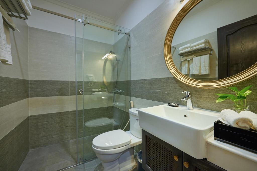 Phòng Premium 1 Giường Đôi Lớn và 2 Giường Đơn Hướng Phố - Khách sạn Manoir Des Arts