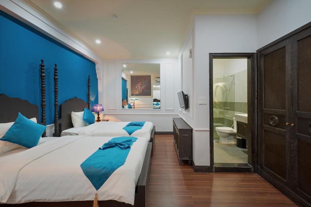 Phòng Premium 1 Giường Đôi Lớn và 2 Giường Đơn Hướng Phố - Khách sạn Manoir Des Arts