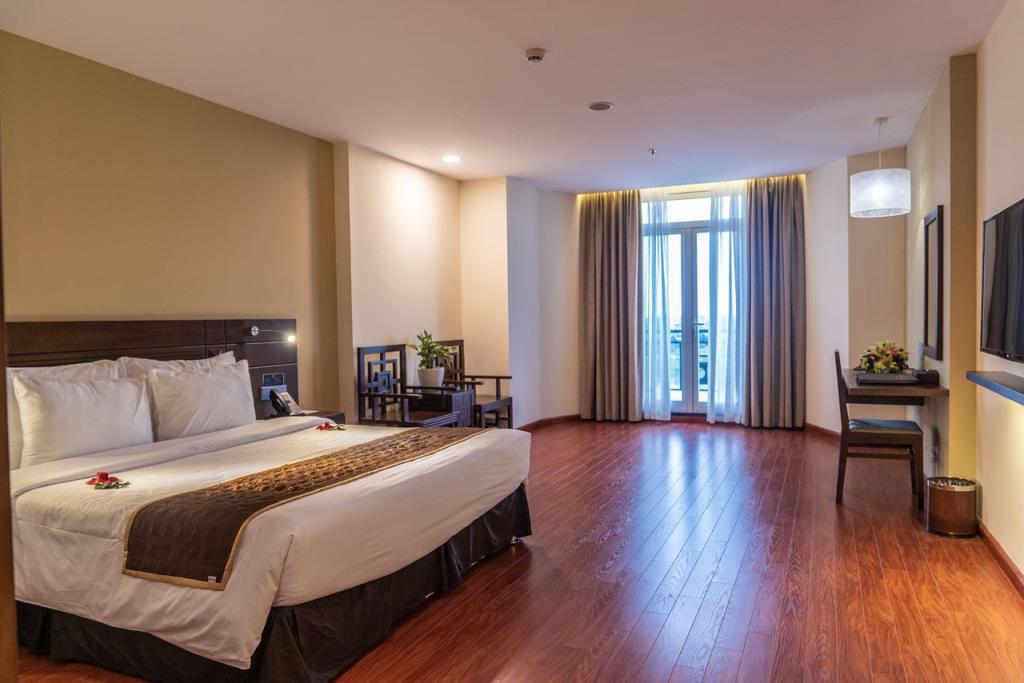 Phòng Deluxe 1 Giường Lớn Hướng Hồ - Khách Sạn Sài Gòn Phú Thọ