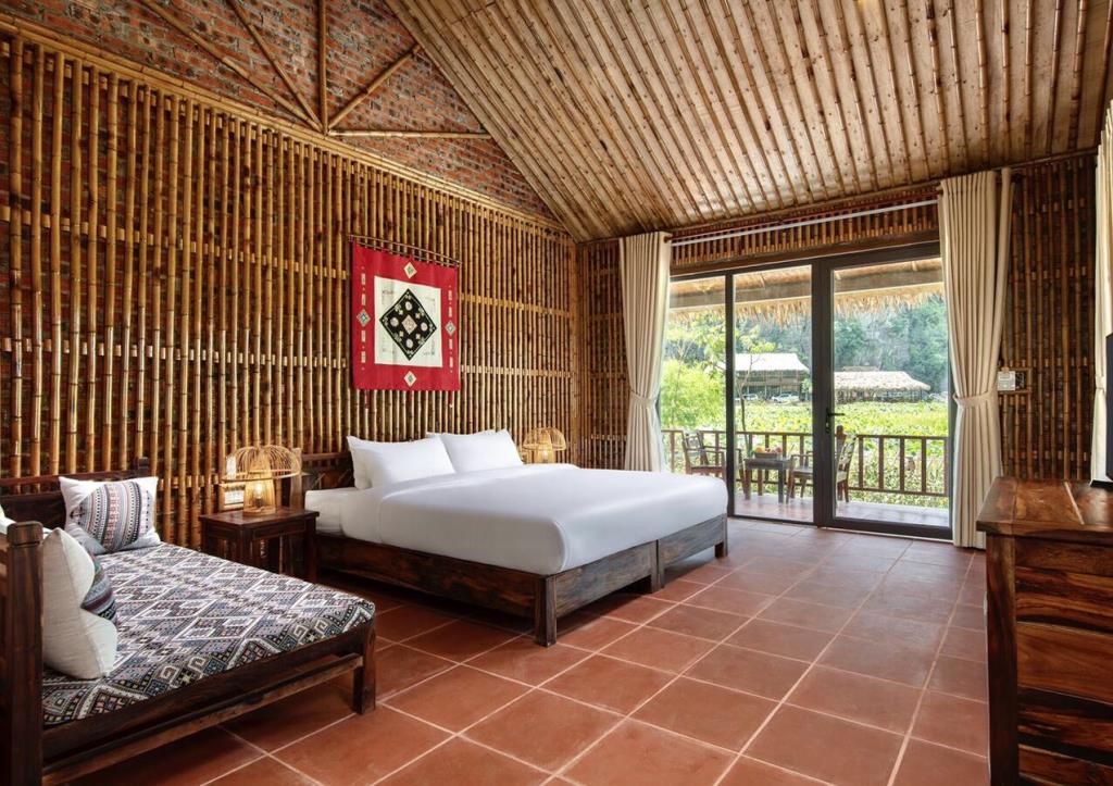 Deluxe Double Room - Giường đôi Có Ban Công - Mường Village Ninh Bình