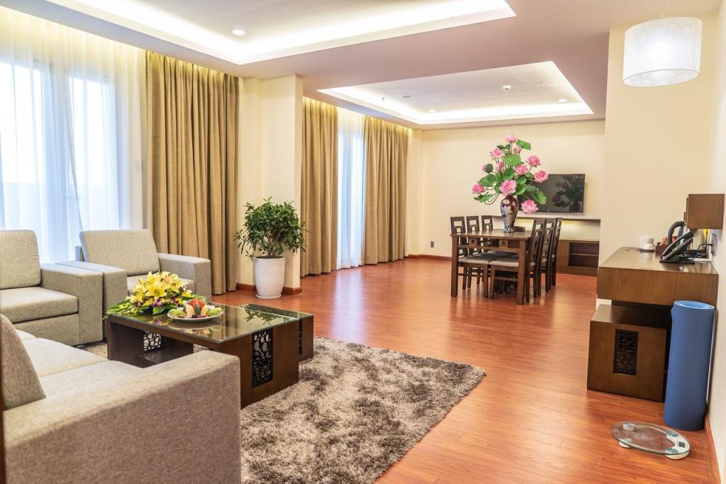 Phòng Royal Suite Hướng Hồ - Khách Sạn Sài Gòn Phú Thọ