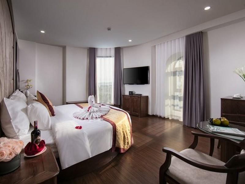 Phòng Roman Junior Suite 1 Giường Lớn Hướng Phố - Khách Sạn Halios Hạ Long