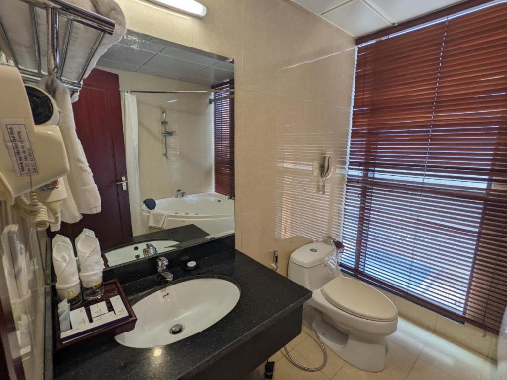 Phòng Deluxe Suite 1 Giường Lớn Hướng Phố - Khách Sạn Petro Thái Bình