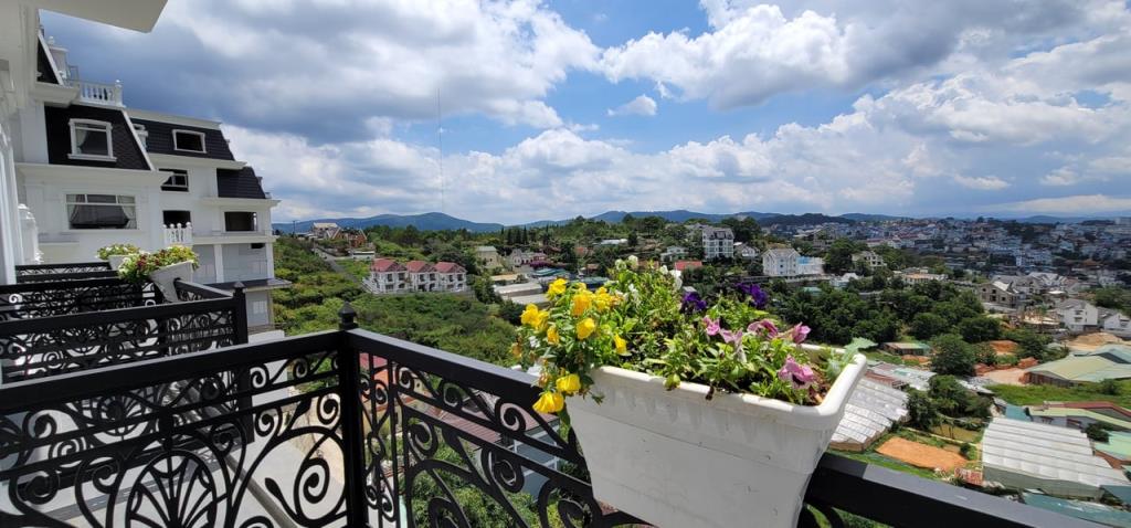 Phòng Deluxe Gia Đình - Ban công view thành phố - Khách sạn La Pense'e Đà Lạt