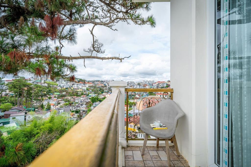 Triple Room with Balcony and City View - Nature Hotel