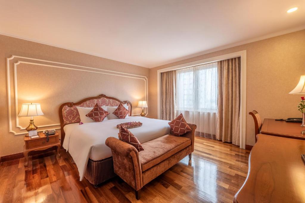 Luxury Suite Room with Sky Lounge Benefit - Hotel Grand Saigon