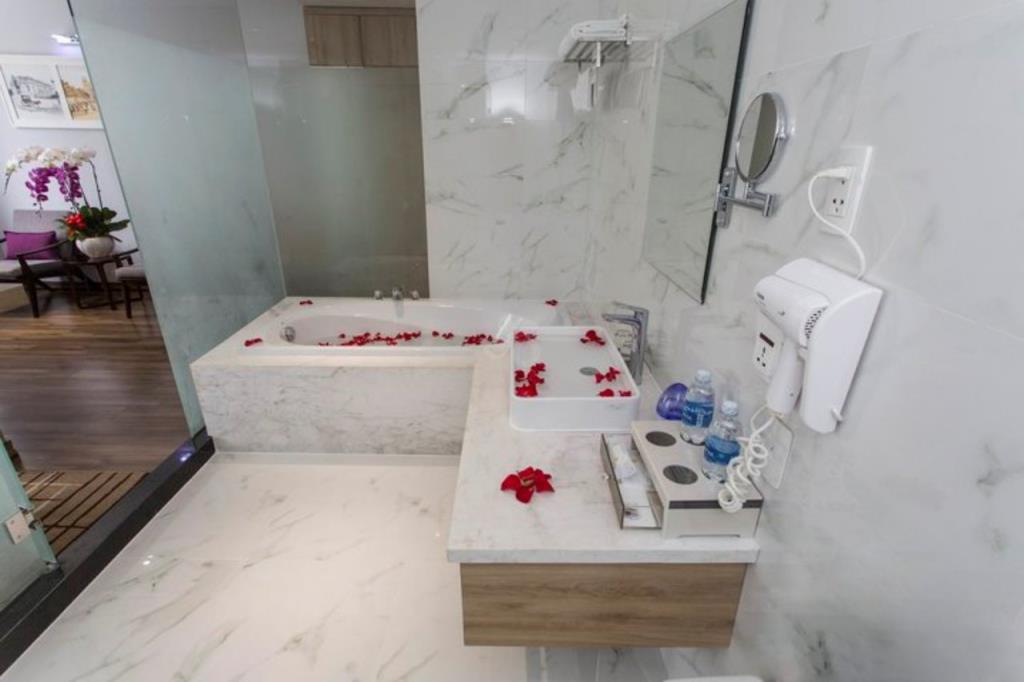 Phòng Suite - Khách Sạn Ramada Encore by Wyndham Saigon D1