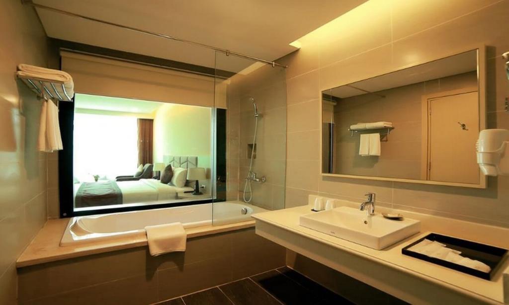Phòng Deluxe 1 Giường Đôi Lớn Hướng Núi - Khách Sạn Mường Thanh Luxury Diễn Lâm