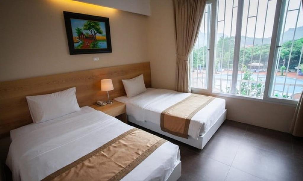 Phòng Deluxe 1 Giường Lớn Và 2 Giường Đơn - Khu Sư Tử - VResort Hòa Bình