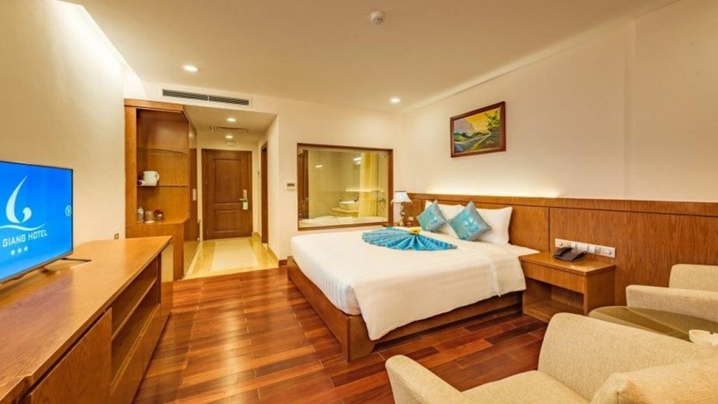 Phòng Deluxe 1 Giường Lớn Hướng Phố - Khách Sạn Lam Giang
