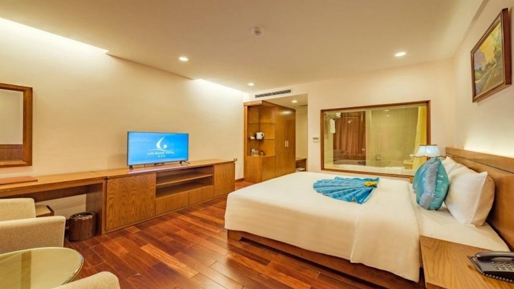 Phòng Deluxe 1 Giường Lớn Hướng Phố - Khách Sạn Lam Giang