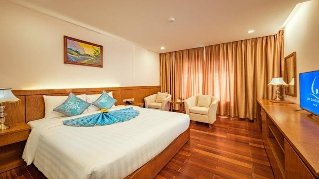 Phòng Suite 1 Giường Lớn Hướng Phố - Khách Sạn Lam Giang