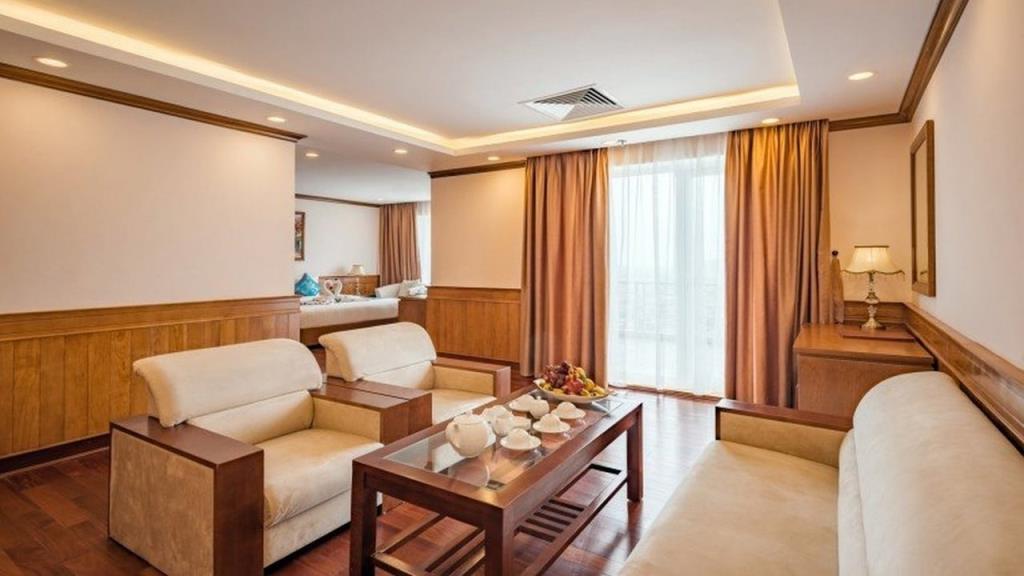 Phòng Premier Suite 1 Giường Lớn Hướng Phố - Khách Sạn Lam Giang