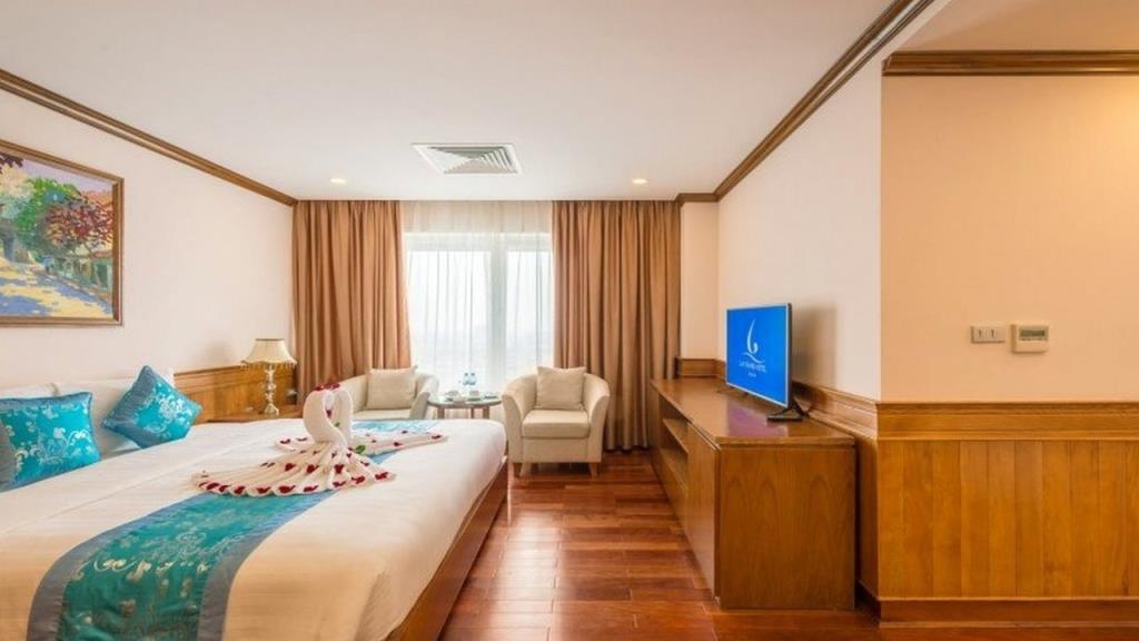 Phòng Premier Suite 1 Giường Lớn Hướng Phố - Khách Sạn Lam Giang