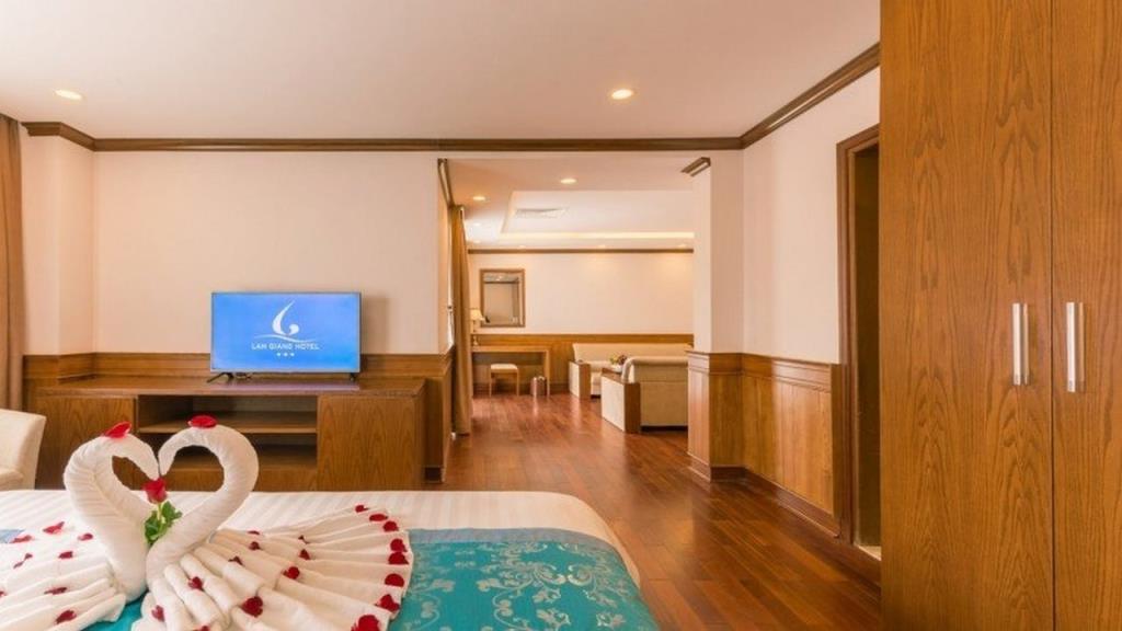 Phòng Premier Suite 1 Giường Lớn Hướng Phố - Khách Sạn Lam Giang
