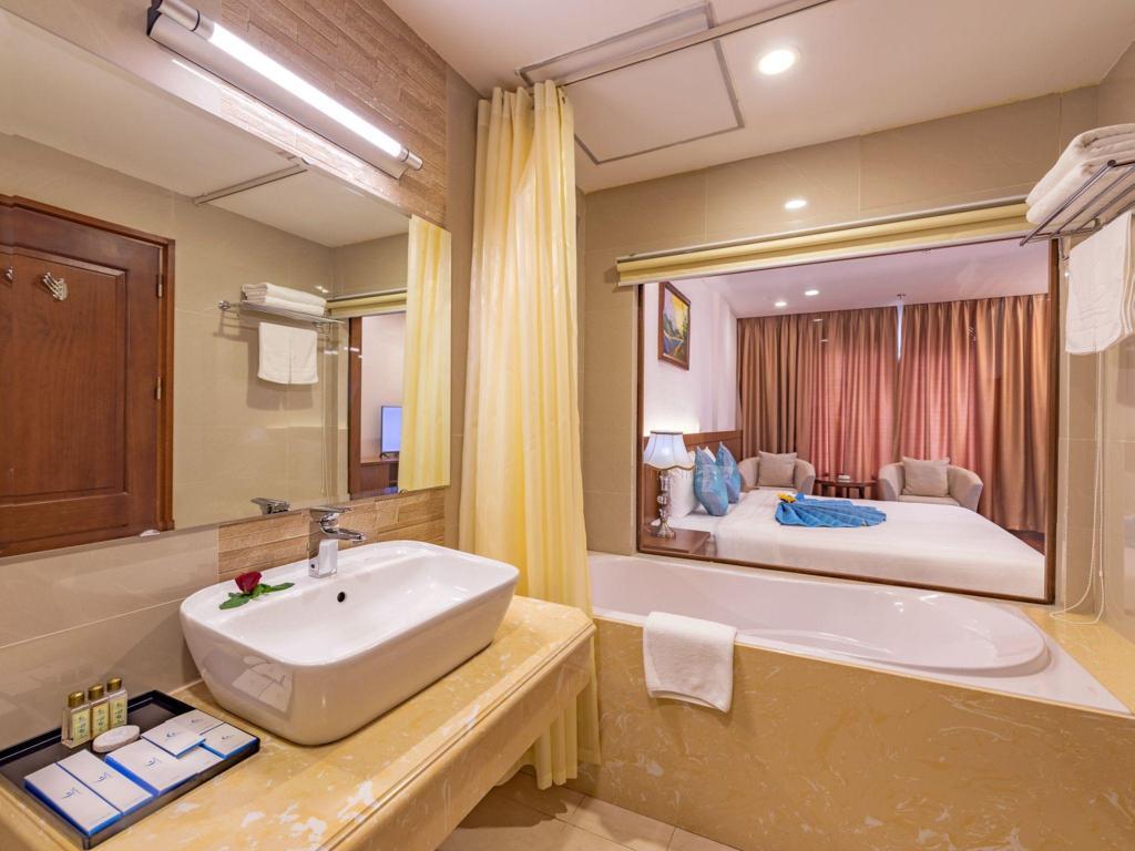 Phòng Premier Suite 1 Giường Lớn Hướng Phố - Khách Sạn Lam Giang