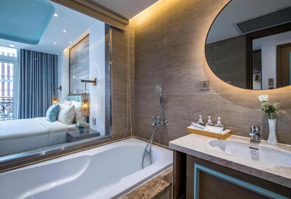 Icon Signature - Ban công (miễn phí Trà Chiều) - Khách Sạn Icon Saigon - Lifestyle Design