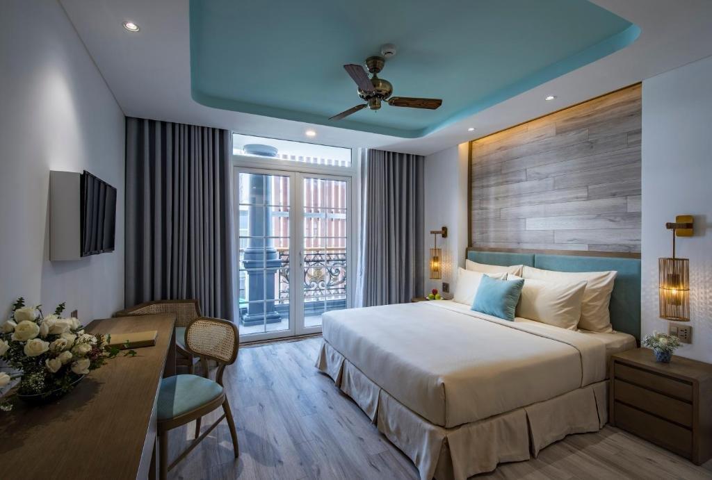 Icon Signature - Ban công (miễn phí Trà Chiều) - Khách Sạn Icon Saigon - Lifestyle Design