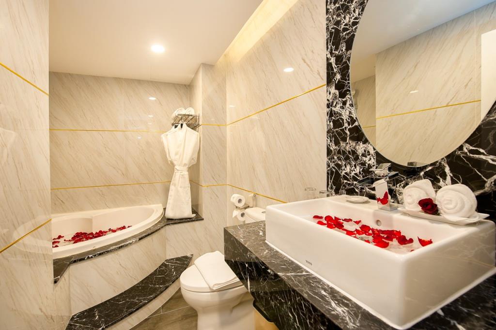 Deluxe Triple Window - Khách sạn Adora Bến Thành