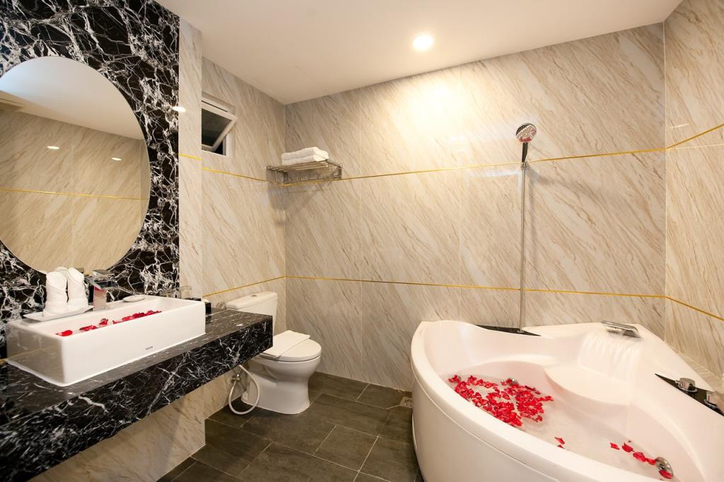 Family Balcony_4pax - Khách sạn Adora Bến Thành