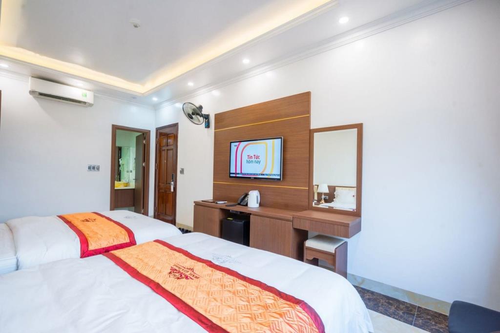 Phòng Deluxe 1 Giường Đôi Và 1 Giường Đơn - Khách Sạn Đinh Gia Hà Giang