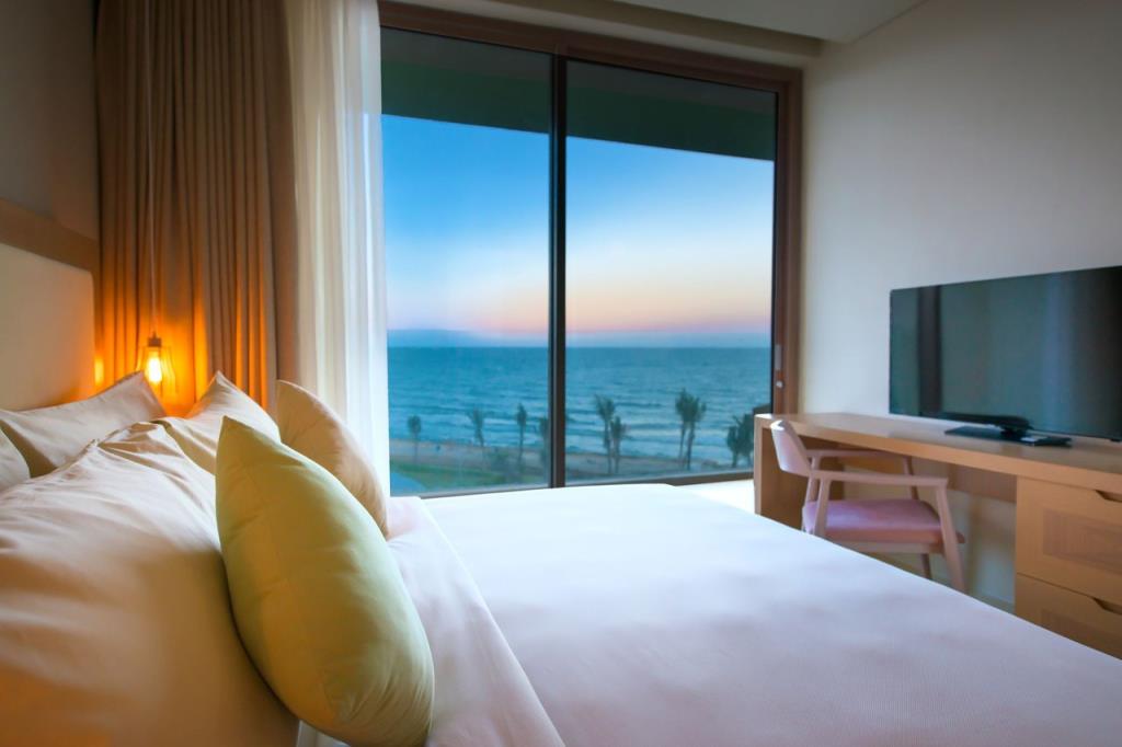 Phòng Couple 1 Giường Lớn Hướng Biển (Couple Suite) - Khách Sạn FLC Luxury Sầm Sơn