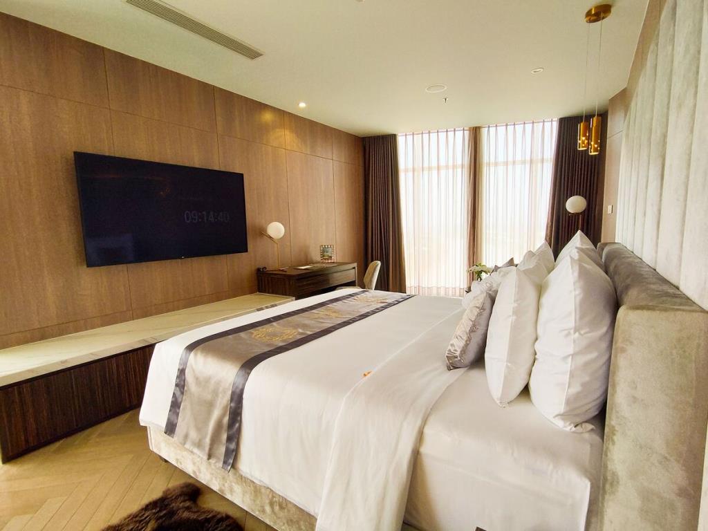 Signature Deluxe King Room - Khách sạn Diamond Stars Bến Tre