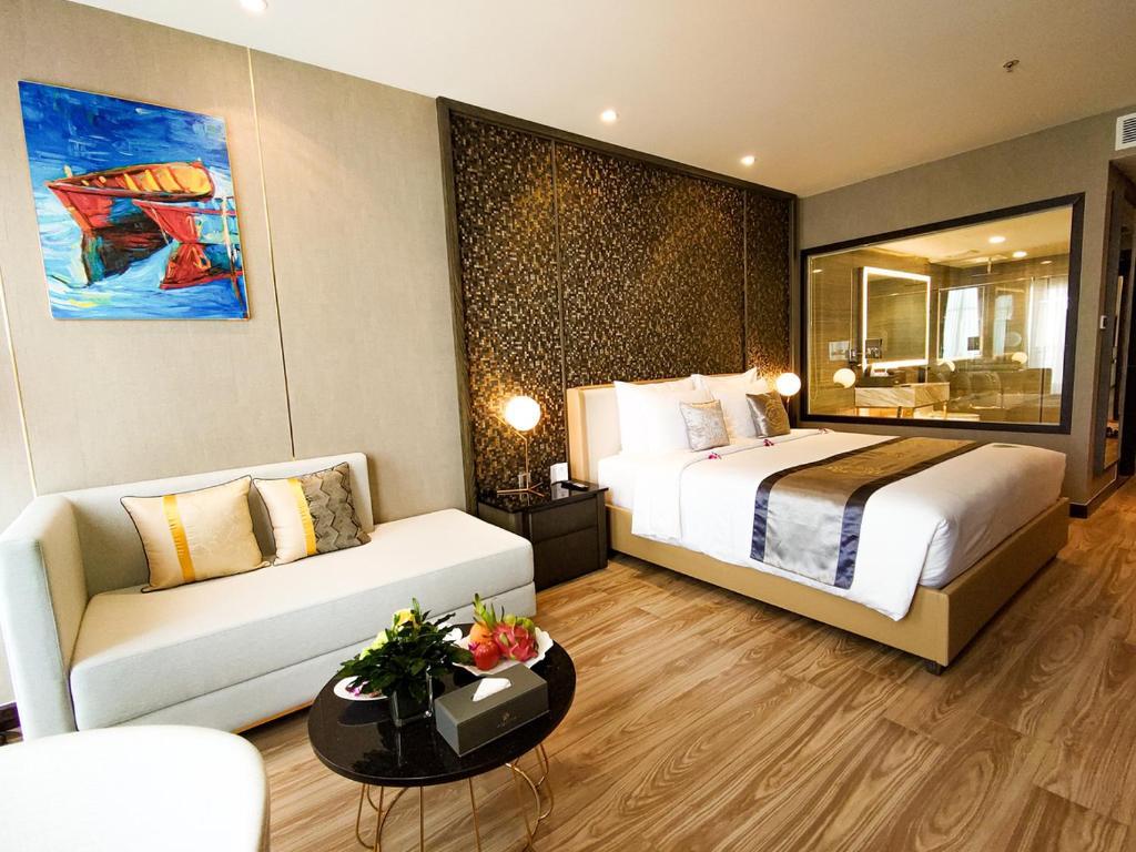 Signature Deluxe King Room - Khách sạn Diamond Stars Bến Tre