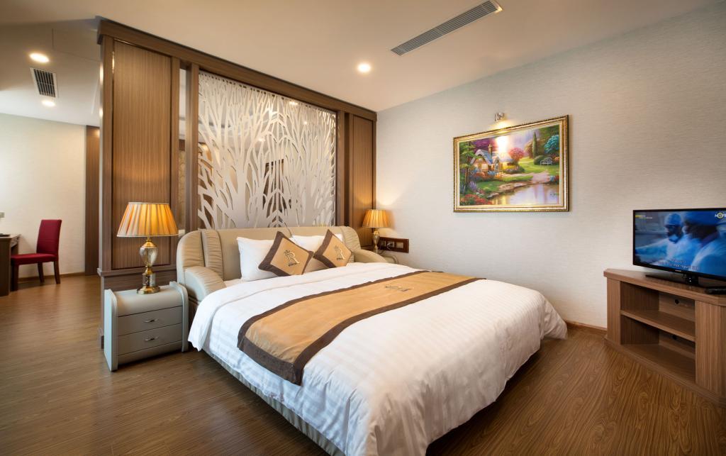 Phòng RoyalPalace Suite - Khách Sạn Royal Palace