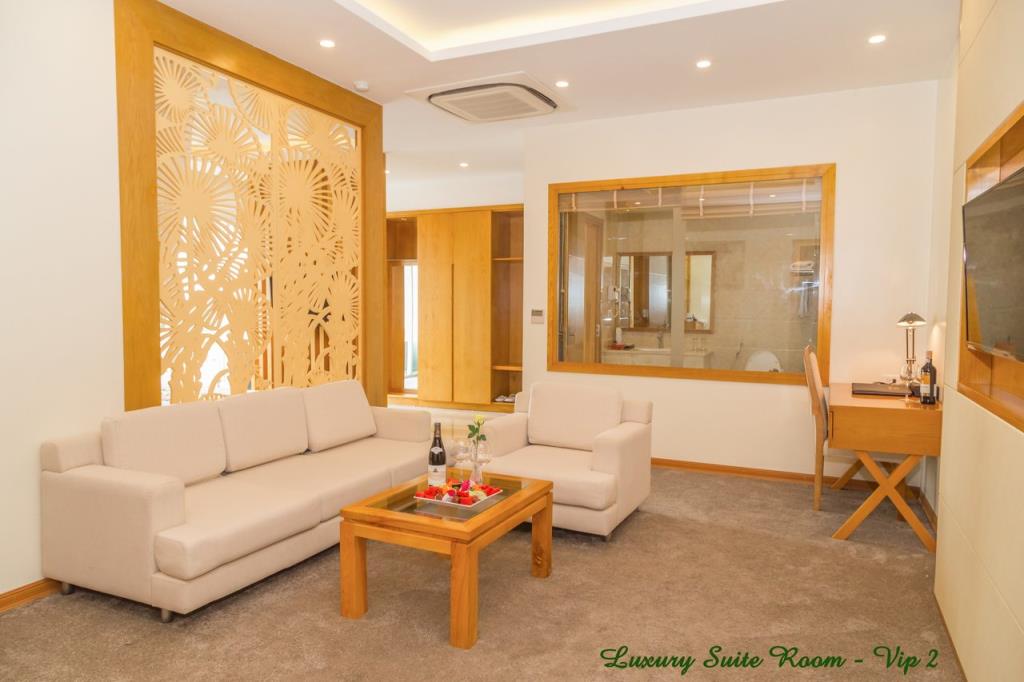 Phòng VIP Ban Công Hướng Phố - Khách sạn Palm Thanh Hóa