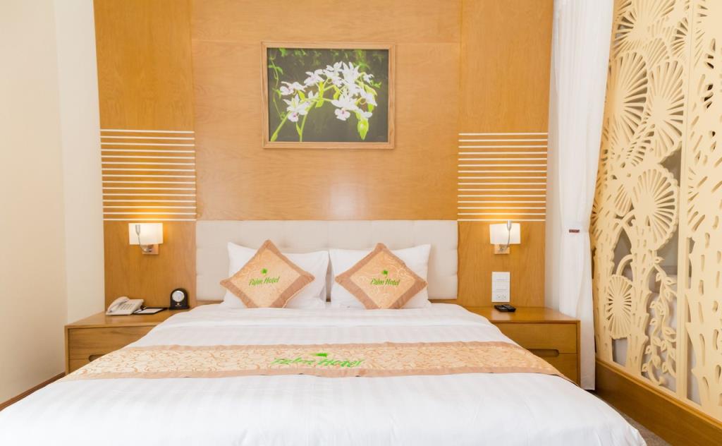 Phòng Luxury Suite Ban Công Hướng Phố - Khách sạn Palm Thanh Hóa