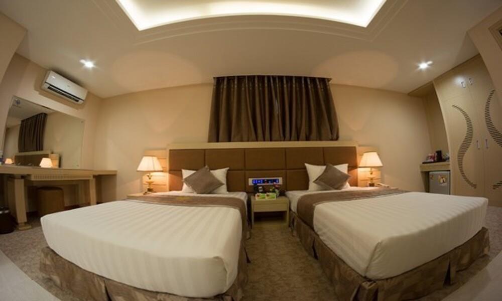 Deluxe Connecting 4 Người - Khách sạn Holiday One